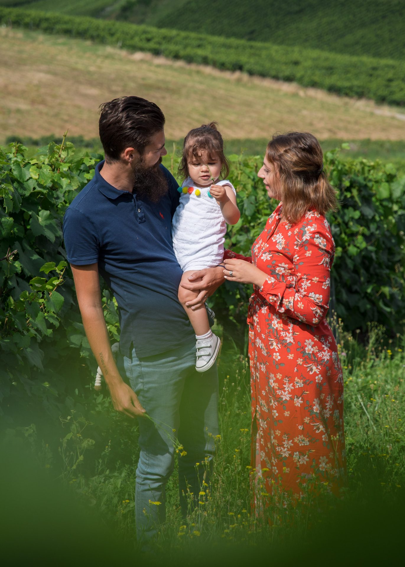 Photo représentant un couple et leur petite fille. Photo prise dans les vignes du Vernois dans le Jura