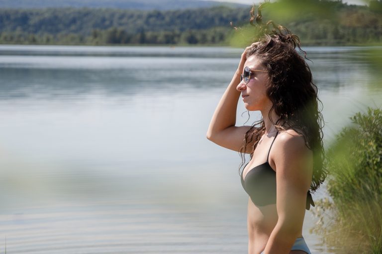 Photo représentant une jeune femme au bord du lac de Clairvaux les Lacs